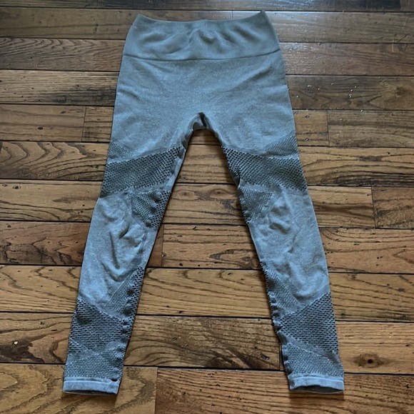 Fabletics size XS light grey mesh leggings - Picture 2 of 3